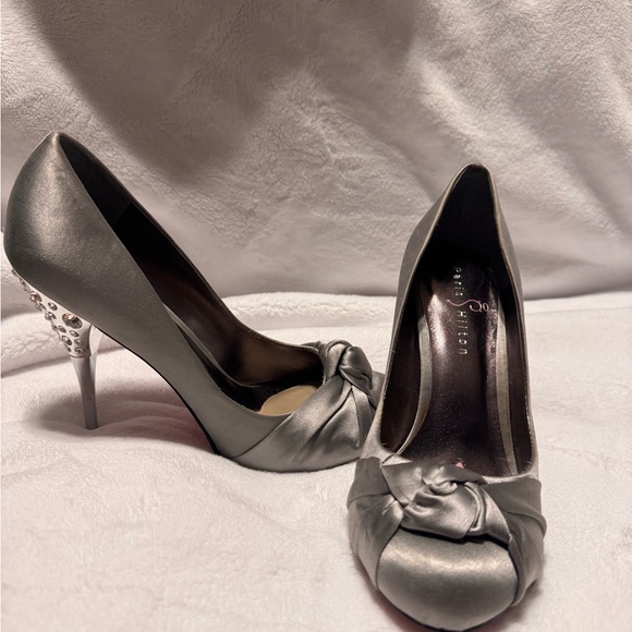 Paris Hilton Silver Heels with Bow and Rhinestones - Picture 1 of 7